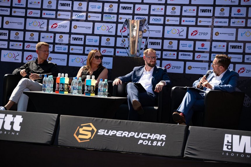 Wiceprezydent Adam Wieczorek, Pani Marszałek J. Skrzydlewska, Prezes Superligi P.Należyty oraz prowadzący konferencję podczas rozmowy