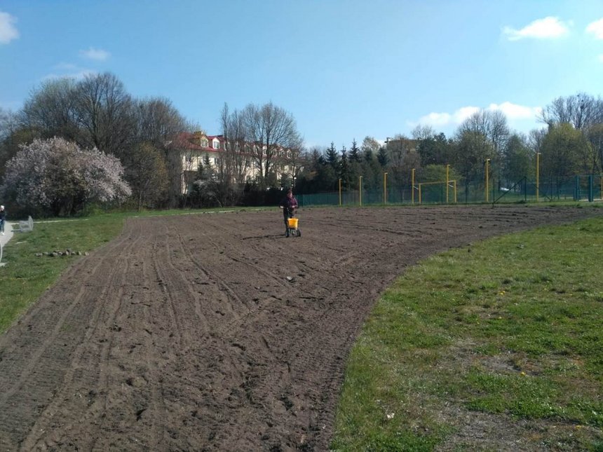 Na Stawach Stefańskiego wysiewano łąki kwietne fot. MOSiR