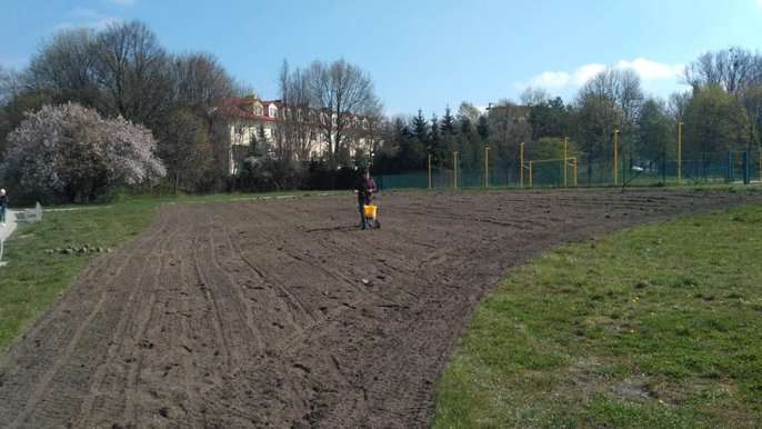 Na Stawach Stefańskiego wysiewano łąki kwietne - fot. MOSiR