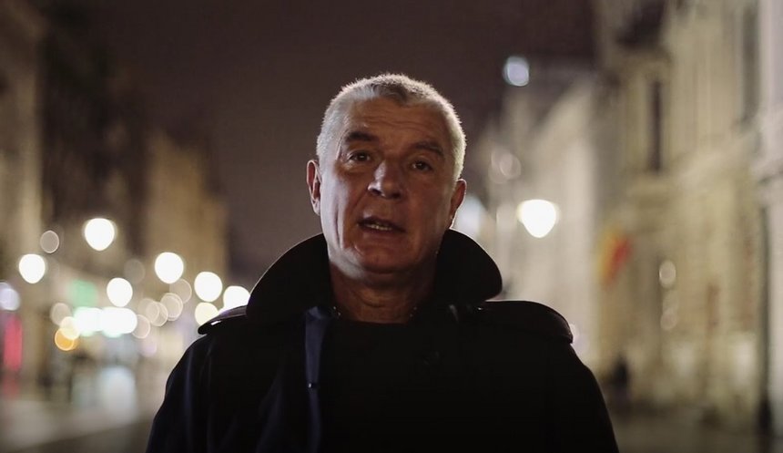 Andrzej Stasiuk na ulicy Piotrkowskiej w Łodzi