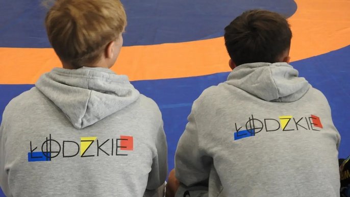 - zawodnicy w bluzach województwa łódzkiego na macie