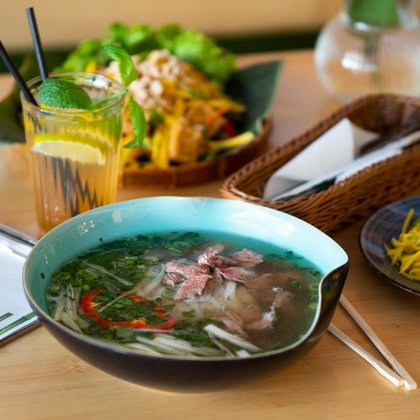 Zupa pho, fot. Pho by Lilly Tran 
