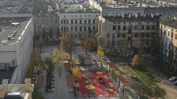 Pasaż Hilarego Majewskiego pomiędzy ulicami Włókienniczą a Jaracza. Zrujnowane komórki ustąpiły miejsca zieleni, pojawił się plac zabaw i ławeczki. 