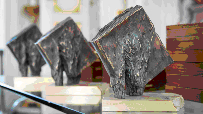 rzeźby-statuetki projektu krakowskiego artysty Macieja Zychowicza rzeźby-statuetki projektu krakowskiego artysty Macieja Zychowicza - mat. organizatora