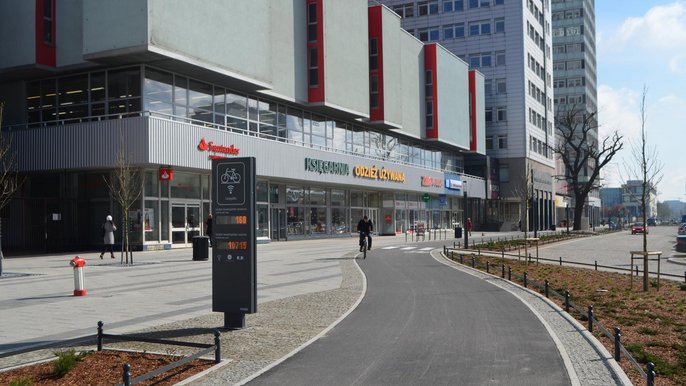 Plac wyłożono płytami betonowymi, parking kostką, a asfalt jest tylko na drodze rowerowej Plac wyłożono płytami betonowymi, parking kostką, a asfalt jest tylko na drodze rowerowej