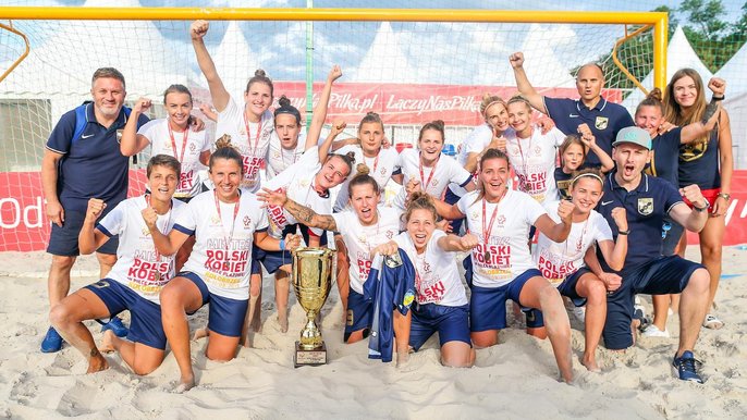 Mistrzowska drużyna wraz ze sztabem 