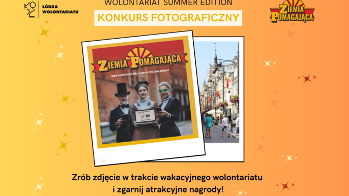 - Na obrazku znajduje się kolorowy plakat promujący konkurs fotograficzny „Wolontariat Summer Edition – Konkurs Fotograficzny”. Tło plakatu jest w odcieniach pomarańczowego i żółtego, z drobnymi gwiazdkami i efektami świetlnymi. W centralnej części plakatu widoczne są dwa zdjęcia ujęte w ramki przypominające zdjęcia z aparatu typu Polaroid: Pierwsze zdjęcie (z lewej) przedstawia trzy osoby ubrane w kostiumy – dwie z nich mają cylindry i garnitury w stylu retro, a trzecia osoba trzyma otwartego laptopa z napisem „Ziemia Pomagająca”. Drugie zdjęcie (z prawej) pokazuje przechodniów i miejską zabudowę. W lewym górnym rogu znajduje się logo Łódki Wolontariatu. Z prawej strony napis Ziemia Pomagająca. Na dole plakatu jest informacja „Zrób zdjęcie w trakcie wakacyjnego wolontariatu i zgarnij atrakcyjne nagrody!”