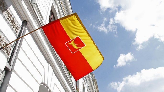 Żółto-czerwona flaga Łodzi powiewająca przy Urzędzie Miasta Łodzi. Żółto-czerwona flaga Łodzi powiewająca przy Urzędzie Miasta Łodzi. - Żółto-czerwona flaga Łodzi powiewająca przy Urzędzie Miasta Łodzi.