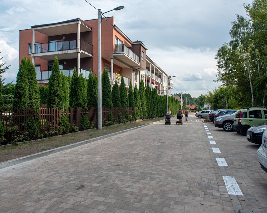 Zielony podwórzec na ulicy Lotnej