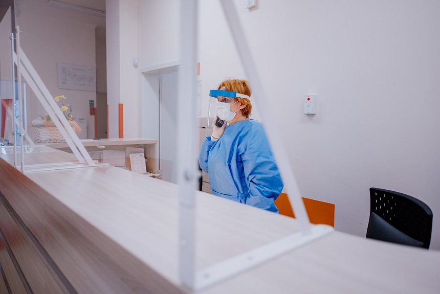 Pacjenci korzystający z zabiegów rehabilitacyjnych w miejskich przychodniach muszą być przygotowani na wzmożony reżim sanitarny w związku z trwającą pandemią koronawirusa. fot. UMŁ