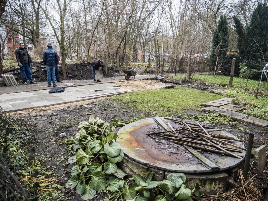Wkrótce rozpocznie się wyburzanie starych komórek przy ul. Abramowskiego. W ich miejscu powstanie atrakcyjny pasaż i teren zielony Fot. Stefan Brajter / UMŁ