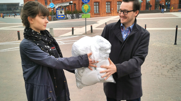 Firma Afix przekazała pierwsze 500 maseczek dyrektorowi Wydziału Zdrowia i Spraw Społecznych UMŁ Szymonowi Kostrzewskiemu. Firma Afix przekazała pierwsze 500 maseczek dyrektorowi Wydziału Zdrowia i Spraw Społecznych UMŁ Szymonowi Kostrzewskiemu. - fot. firma Afix