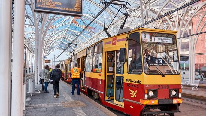 Żółto-czerwony tramwaj podczas postoju na na przystanku Piotrkowska Centrum, gdzie w środę 23 czerwca zgromadzi się część protestujących pracowników MOPS. Żółto-czerwony tramwaj podczas postoju na na przystanku Piotrkowska Centrum, gdzie w środę 23 czerwca zgromadzi się część protestujących pracowników MOPS. - Żółto-czerwony tramwaj podczas postoju na na przystanku Piotrkowska Centrum, gdzie w środę 23 czerwca zgromadzi się część protestujących pracowników MOPS.