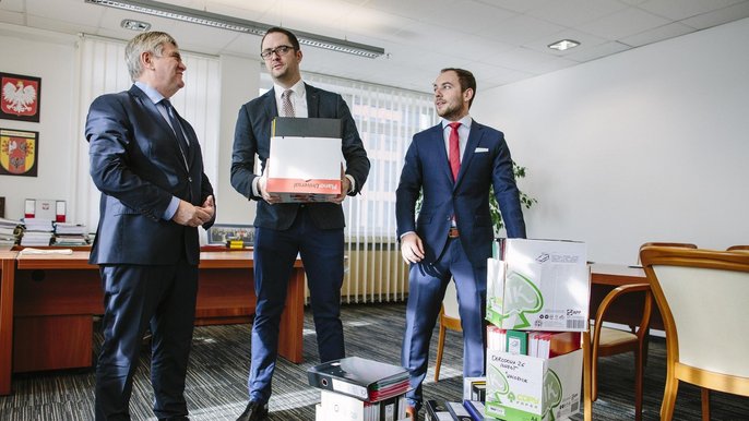 Od lewej: marszałek województwa Witold Stępień, wiceprzewodniczący rady miejskiej Paweł Bliźniuk oraz dyrektor Departamentu Prezydenta UMŁ Tomasz Piotrowski Od lewej: marszałek województwa Witold Stępień, wiceprzewodniczący rady miejskiej Paweł Bliźniuk oraz dyrektor Departamentu Prezydenta UMŁ Tomasz Piotrowski - fot. Radosław Jóźwik / UMŁ
