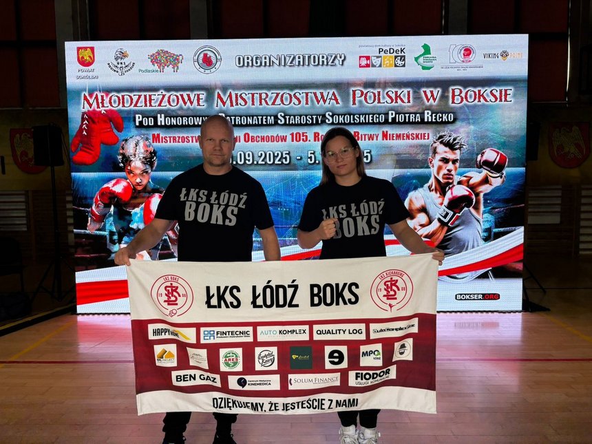 Amelia wraz z trenerem i flagą klubową