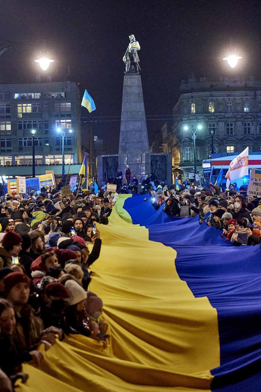 Marsz "Stop Wojnie!" na ul. Piotrkowskiej fot. Radosław Jóźwiak