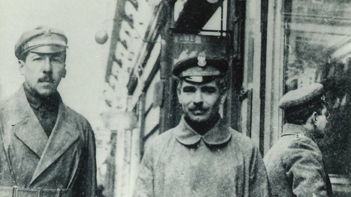 Tajemniczy porucznik Jan Kowalewski - pierwszy z lewej - Zdjęcie ze zbioru Hugo Ferreiry wnuka Jana Kowalewskiego