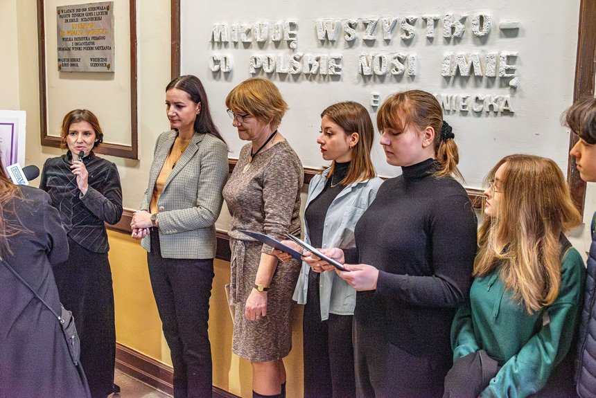 Wiceprezydent Małgorzata Moskwa - Wodnicka, Katarzyna Felde, dyrektor IV. L.O im. Emilii Sczanieckiej oraz uczniowie liceum. Fot. P. Wacławiak, UMŁ.