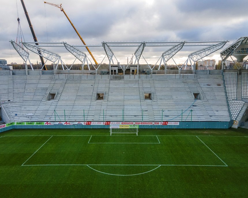 Montaż dachu i budowa ostatniej trybuny na stadionie ŁKS fot. UMŁ