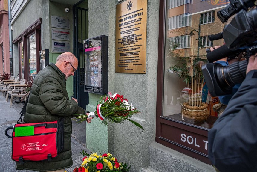 W imieniu Muzeum Tradycji Niepodległościowych w Łodzi kwiaty składa Konrad Czernielewski. Fot. P. Wacławiak, UMŁ.