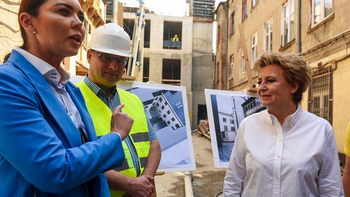 Prezydent Hanna Zdanowska na placu budowy hotelu przy ul. Piotrkowskiej 40 Prezydent Hanna Zdanowska na placu budowy hotelu przy ul. Piotrkowskiej 40 - fot. Paweł Łacheta / UMŁ