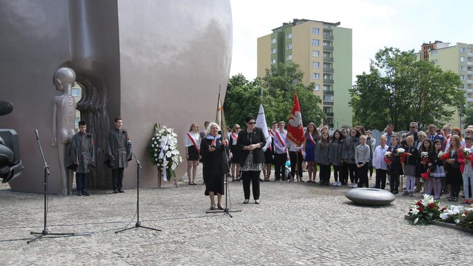 Symbolem martyrlogii dzieci jest pomnik w parku Szarych Szeregów, zwany "Pomnikiem Pękniętego Serca". Symbolem martyrlogii dzieci jest pomnik w parku Szarych Szeregów, zwany "Pomnikiem Pękniętego Serca".