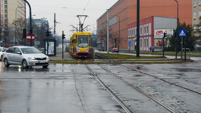 Torowisko na skrzyżowaniu wymaga wymiany i ułożenia nowej nawierzchni Torowisko na skrzyżowaniu wymaga wymiany i ułożenia nowej nawierzchni - fot. Paweł Łacheta / UMŁ