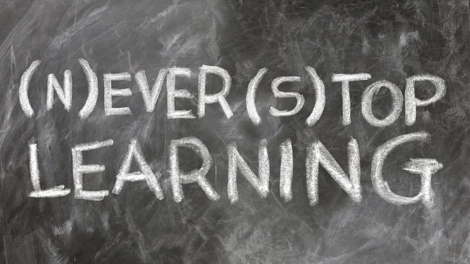 - Never stop learning - napis na tablicy kredowej.