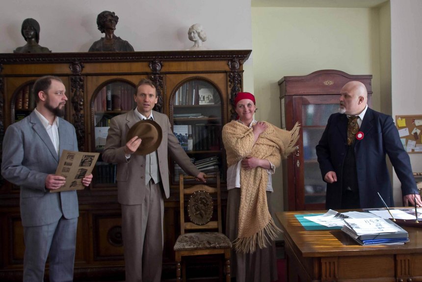 Sceny w magistracie przy pl. Wolności. Aleksy Rżewski grany przez Sławomira Maciasa. W rolę urzędników miejskich wcielili się łódzcy aktorzy Foto: archiwum UMŁ
