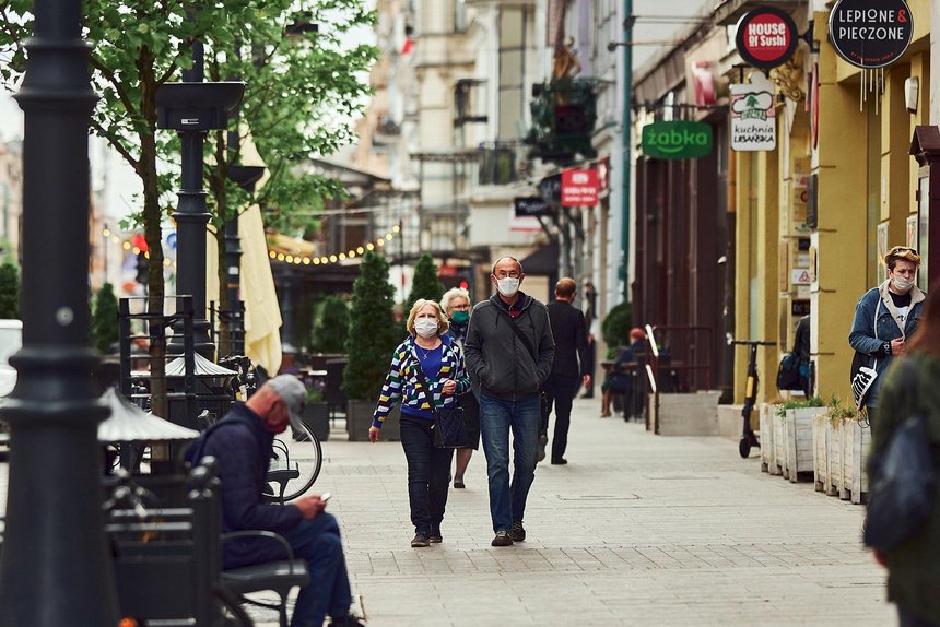 Od poniedziałku, 18 maja, klienci wracają do restauracji i kawiarni na Piotrkowskiej, które po zniesieniu części ograniczeń mogą już serwować jedzenie w lokalu oraz w ogródkach gastronomicznych. fot. Sebastian Glapiński / UMŁ