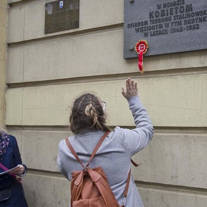 Przy tablicy upamiętniającej więźniarki z ul. Długiej (dziś Gdańskiej). Muzuem Tradycji Niepodleglościowych ul. Gdańska 13. 