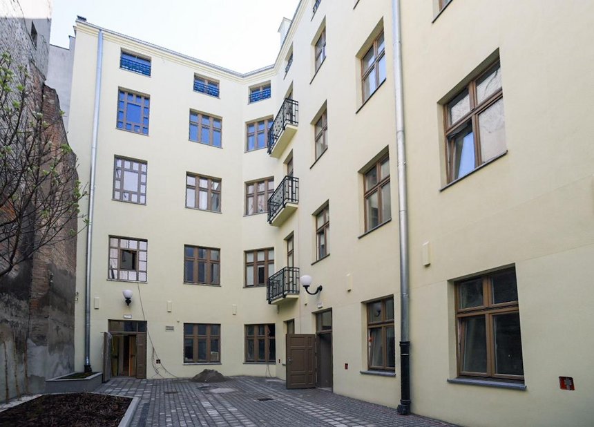 W kamienicy przy ul. Narutowicza 4 będą komfortowe mieszkania, lokale użytkowe i zielone podwórko do sąsiedzkich spotkań.