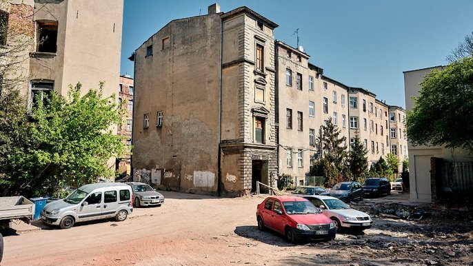 Pasaż Majewskiego zastąpi dziki parking przy ul. Jaracza 22 i połączy ul. Jaracza z ul. Włókienniczą. Pasaż Majewskiego zastąpi dziki parking przy ul. Jaracza 22 i połączy ul. Jaracza z ul. Włókienniczą.