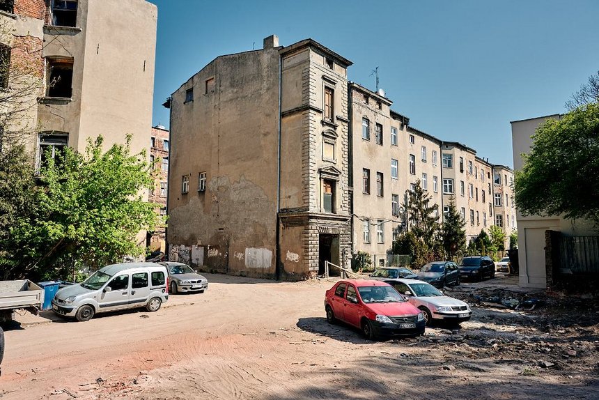 Pasaż Majewskiego zastąpi dziki parking przy ul. Jaracza 22 i połączy ul. Jaracza z ul. Włókienniczą.