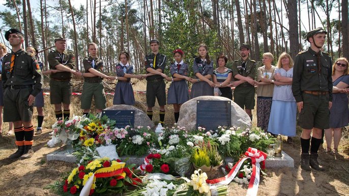 Po krótkiej modlitwie, babcie harcerek odsłoniły tablicę. Przekazano podziękowania i odznaki ZHR ratownikom z Lutynia i na koniec zawiązano harcerski krąg Po krótkiej modlitwie, babcie harcerek odsłoniły tablicę. Przekazano podziękowania i odznaki ZHR ratownikom z Lutynia i na koniec zawiązano harcerski krąg - fot. Andrzej Janecki / UMŁ