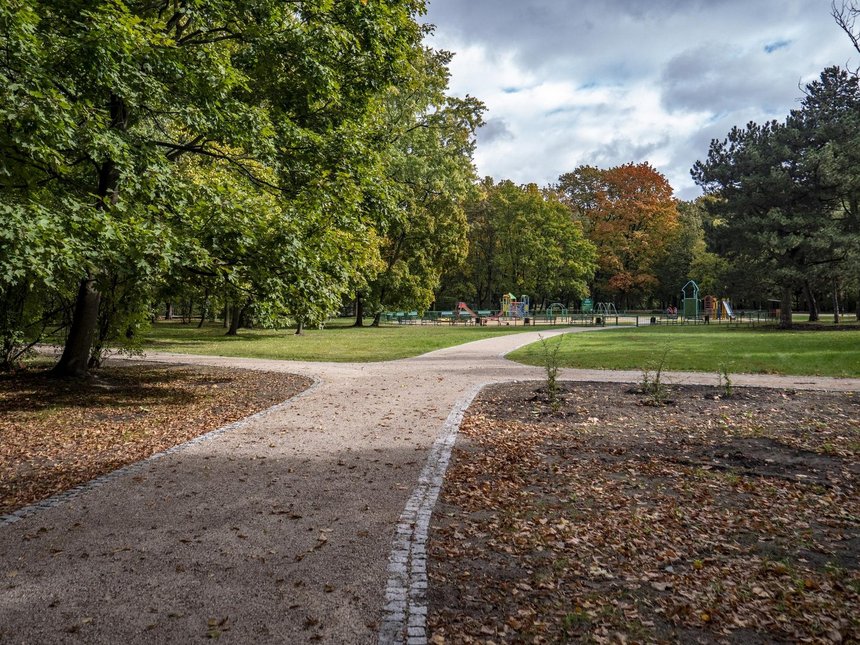 Nowe trawniki, drzewa i krzewy, ławki, oświetlenie. Kończy się modernizacja parku im. Poniatowskiego fot. Stefan Brajter / UMŁ