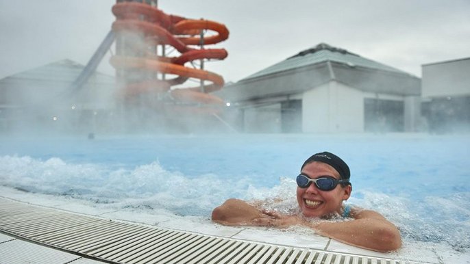 Jedna z najnowszych atrakcji w Aquaparku Fala - basen zewnętrzny z podgrzewaną wodą uruchomiony w grudniu 2018 roku. - fot. Radosław Jóźwiak / Archiwum UMŁ