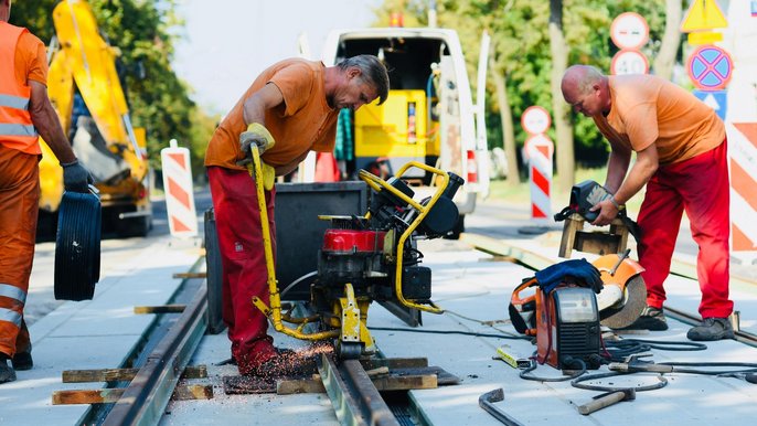 Spawamy, szlifujemy i zaraz przywracamy ruch tramwajowy. Układamy ostatni fragment nowych torów na ulicy Narutowicza Spawamy, szlifujemy i zaraz przywracamy ruch tramwajowy. Układamy ostatni fragment nowych torów na ulicy Narutowicza - fot. Paweł Łacheta / UMŁ