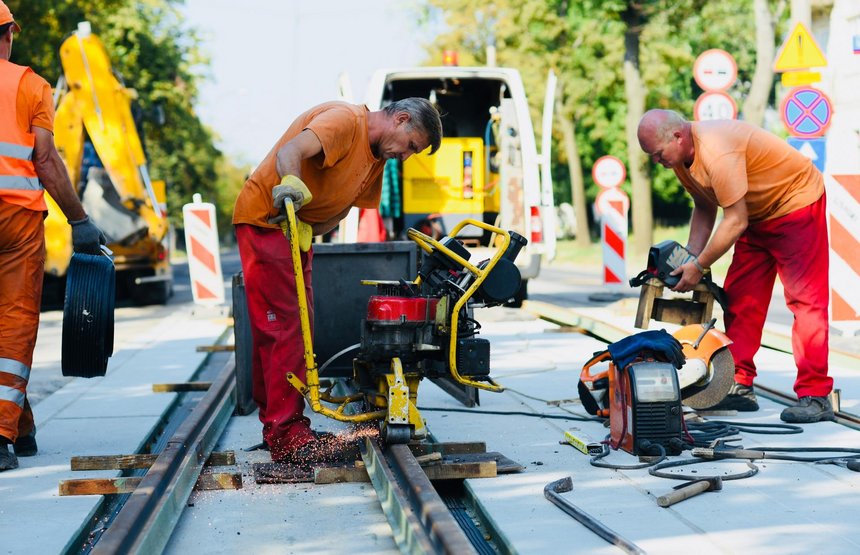 Spawamy, szlifujemy i zaraz przywracamy ruch tramwajowy. Układamy ostatni fragment nowych torów na ulicy Narutowicza fot. Paweł Łacheta / UMŁ