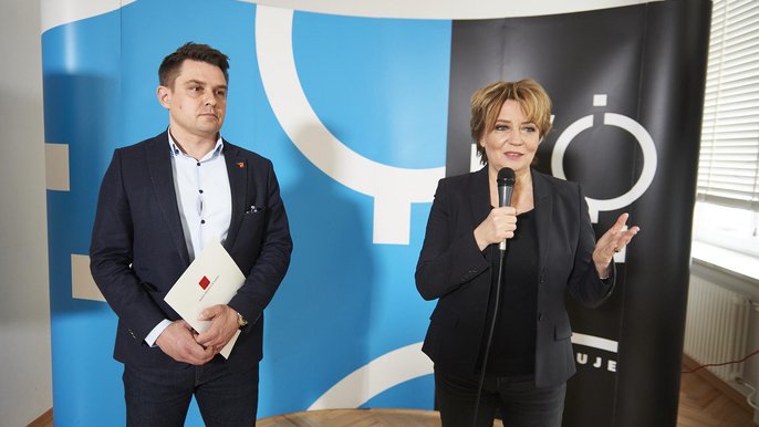 Prezydent Łodzi Hanna Zdanowska zwróciła się do przewodniczącego Rady Miejskiej Marcina Gołaszewskiego o zwołanie nadzwyczajnej sesji. Prezydent Łodzi Hanna Zdanowska zwróciła się do przewodniczącego Rady Miejskiej Marcina Gołaszewskiego o zwołanie nadzwyczajnej sesji. - fot. Radosław Jóźwiak