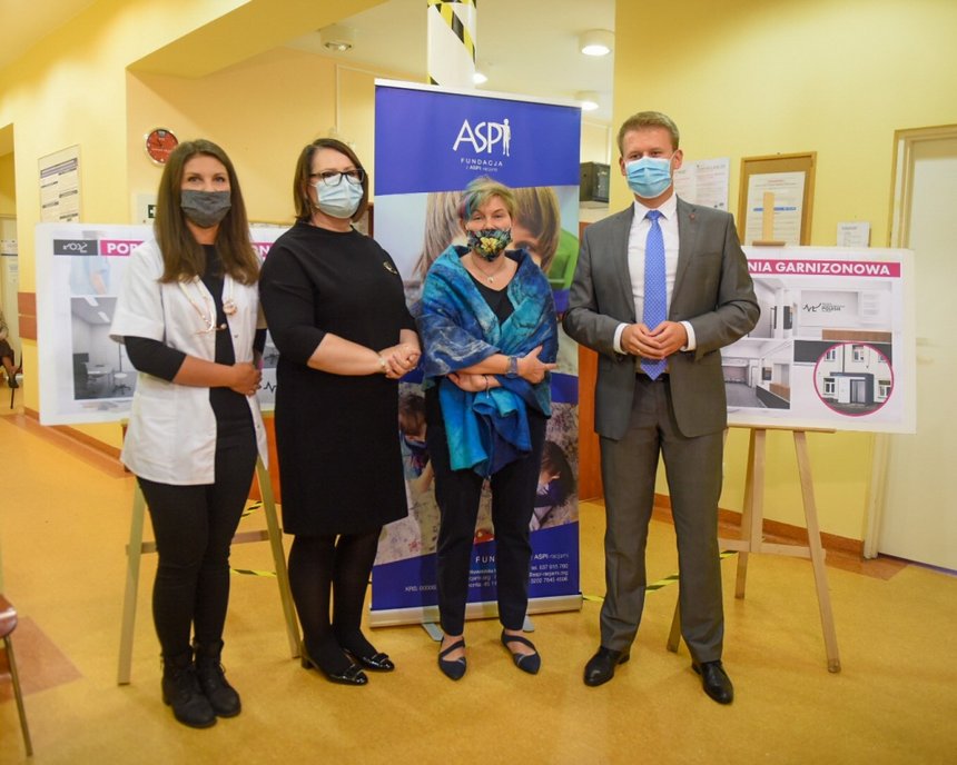 Dr Beata Witczak, lekarz pediatra MCM "Polesie", Magdalena Charbicka, prezes fundacji z ASPI-racjami, Monika Nogala, dyrektor Miejskiego Centrum Medycznego "Polesie" oraz Adam Wieczorek, wiceprezydent Łodzi fot. Paweł Łacheta / UMŁ