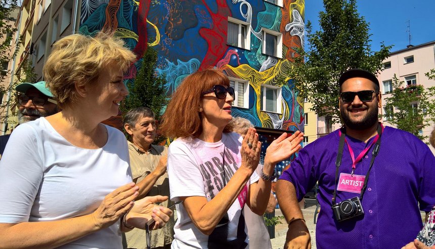 Festiwal Urban Forms 2018: prezentacja trójwymiarowego muralu Awera. Na zdjeciu: Prezydent Hanna Zdanowska, prezes Fundacji Urban Forms Teresa Latuszewska-Syrda oraz AweR fot. Wojciech Markiewicz / UMŁ