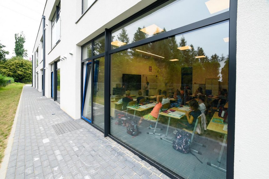 Zakończyła się rozbudowa Szkoły Podstawowej nr 141. Okna klas na parterze wychodzą bezpośrednio na taras, więc w pogodne dni możliwe są przerwy na świeżym powietrzu. fot. Paweł Łacheta