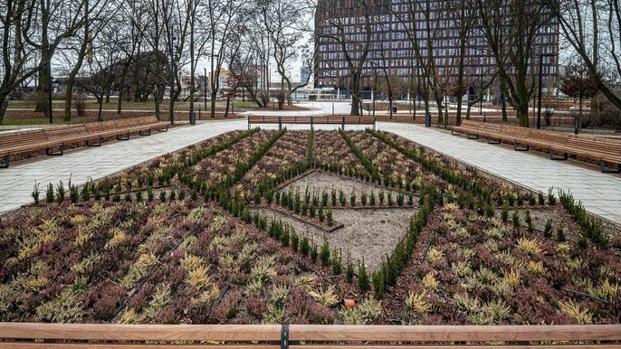 Park im. S. Moniuszki został kompleksowo zmodernizowany, a jego obecna powierzchnia powiększona o wolny teren powstały po wyburzeniu sąsiedniej kamienicy. Park im. S. Moniuszki został kompleksowo zmodernizowany, a jego obecna powierzchnia powiększona o wolny teren powstały po wyburzeniu sąsiedniej kamienicy. - fot. Stefan Brajter / UMŁ