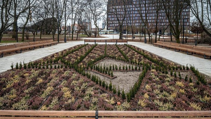 Park im. S. Moniuszki został kompleksowo zmodernizowany, a jego obecna powierzchnia powiększona o wolny teren powstały po wyburzeniu sąsiedniej kamienicy. - fot. Stefan Brajter / UMŁ