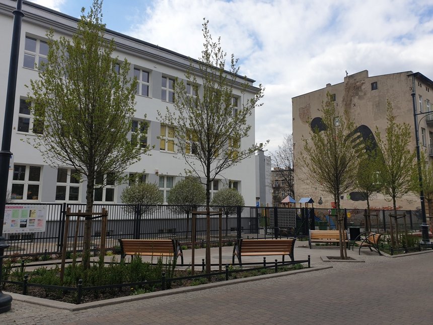 W Szkole Podstawowej nr 26 trwają roboty wewnątrz budynku - wymiana instalacji elektrycznej oraz podłączanie CO, z zewnątrz szkoła ma już nową, efektowną elewację.