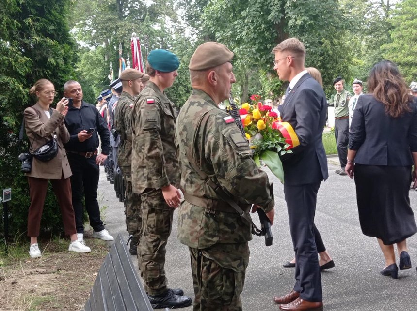 Wiceprezydent Adam Wieczorek przy grobie Basi Nazdrowiczówny.