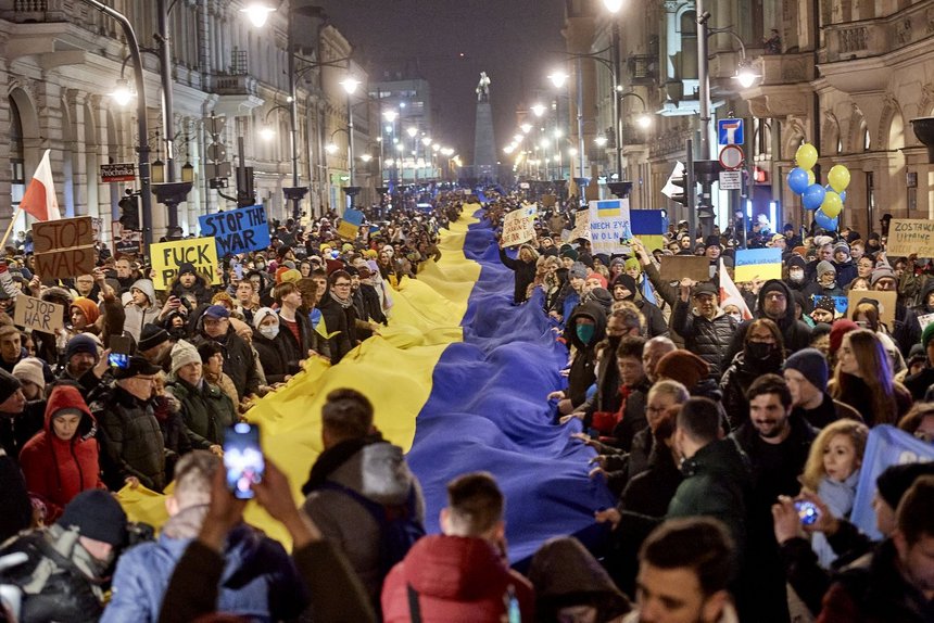 Marsz "Stop Wojnie!" na ul. Piotrkowskiej fot. Radosław Jóźwiak