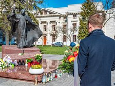 Wiceprezydent Adam Wieczorek składa kwiaty pod pomnikiem papieża w Łodzi. Fot. P. Wacławiak, UMŁ. 