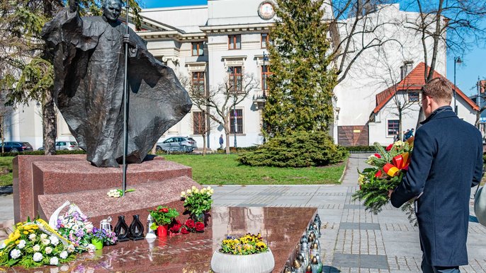  - Wiceprezydent Adam Wieczorek składa kwiaty pod pomnikiem papieża w Łodzi. Fot. P. Wacławiak, UMŁ. 